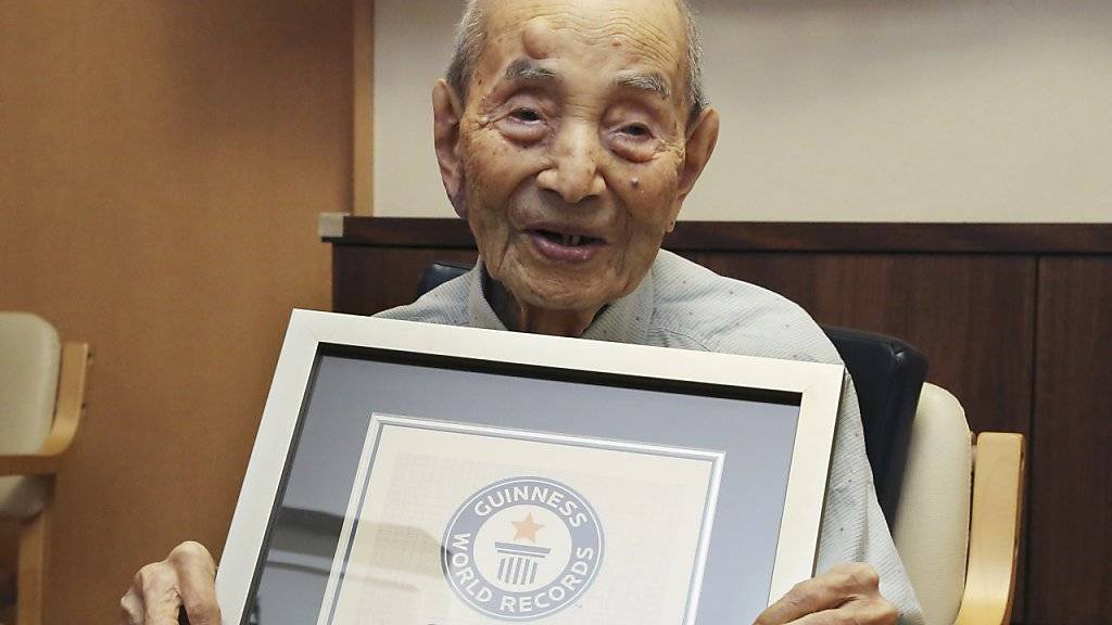 Koide mit seinem Weltrekord-Zertifikat. Der 112-Jährige ist nun gestorben. (Archiv)