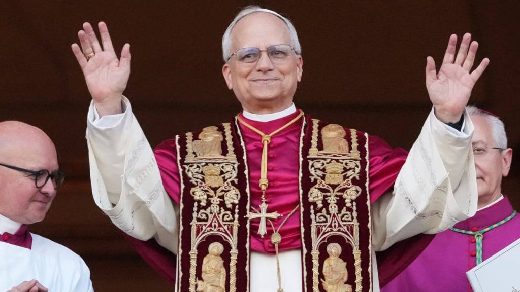dpatopbilder - Der neu gewählte Papst Leo XIV., der US-Amerikaner Robert Prevost, winkt nach dem Konklave auf dem Balkon des Petersdoms im Vatikan. Foto: Alessandra Tarantino/AP/dpa