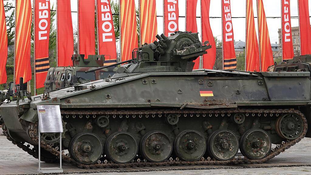 Ein nach russischen Angaben in der Ukraine erbeuteter deutscher Marder-Schützenpanzer steht bei einer Schau zu Kriegstrophäen im Park Pobedy (Park des Sieges)in Moskau. Foto: Ulf Mauder/dpa