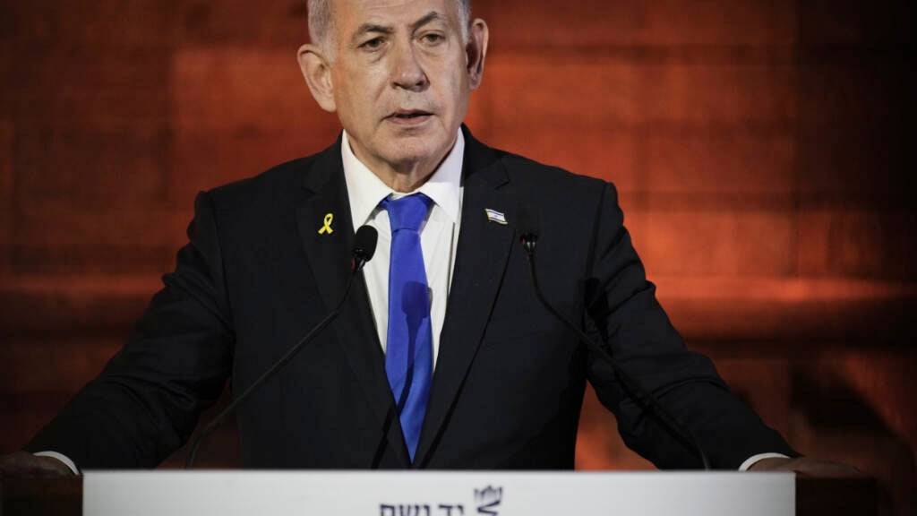 Benjamin Netanjahu, Ministerpräsident von Israel, spricht während der Eröffnungszeremonie des Holocaust-Gedenktages in der Holocaust-Gedenkstätte Yad Vashem. Foto: Leo Correa/AP/dpa