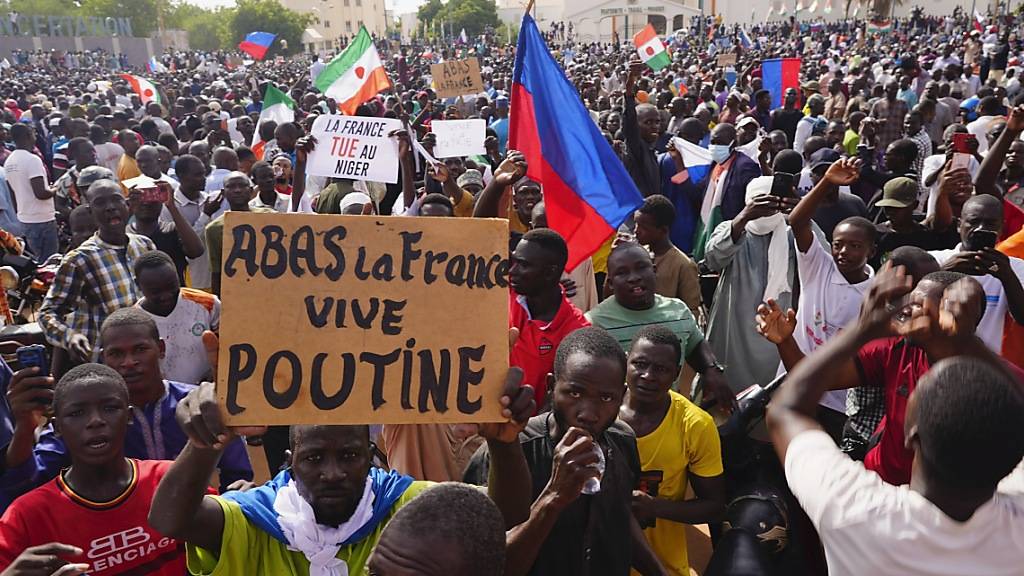 Vielen Menschen im Niger unterstützen den Putsch der Militärs. Foto: Sam Mednick/AP/dpa