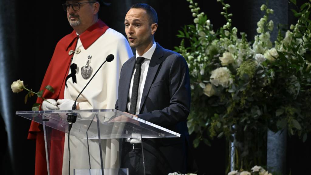 Seine Stimme versagte während der Ansprache in Martigny im Wallis: Staatsratspräsident Mathias Reynard (rechts).