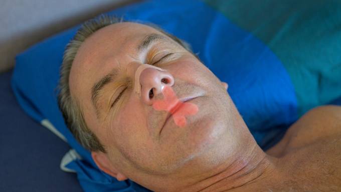 «Mouth Taping» für besseren Schlaf – gesunder Trend oder Humbug?