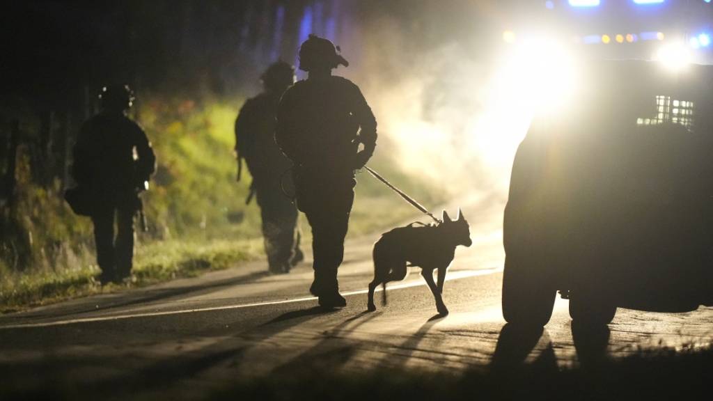 Die Polizei im US-Bundesstaat Maine ist mit einem Großaufgebot im Einsatz. Foto: Steven Senne/AP/dpa