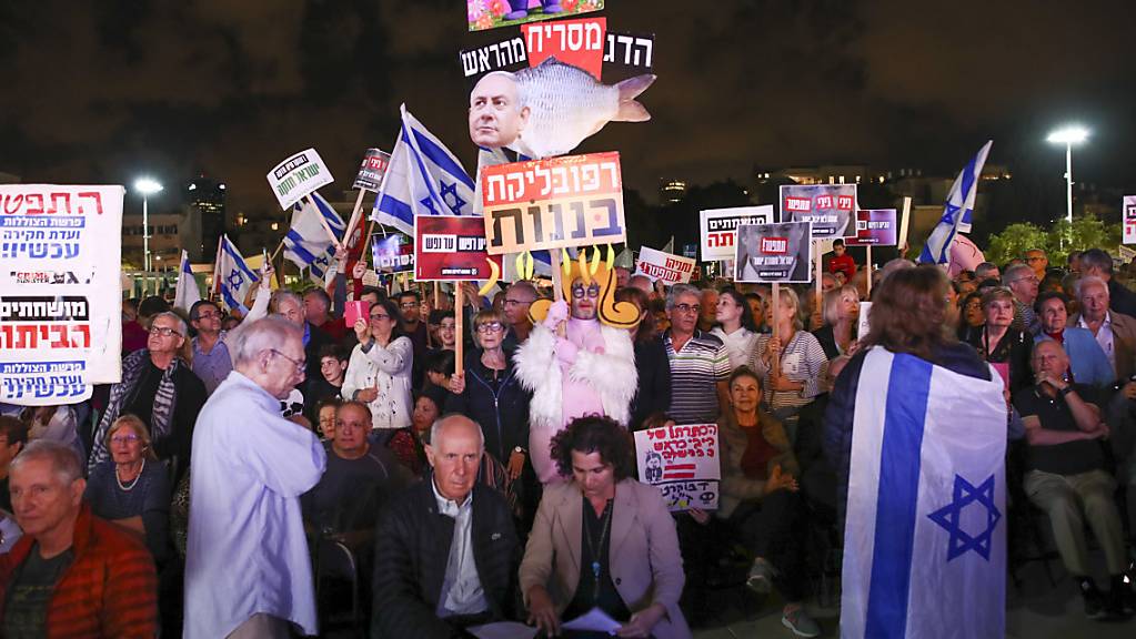 Tausende Israelis haben Netanjahus Rücktritt gefordert.