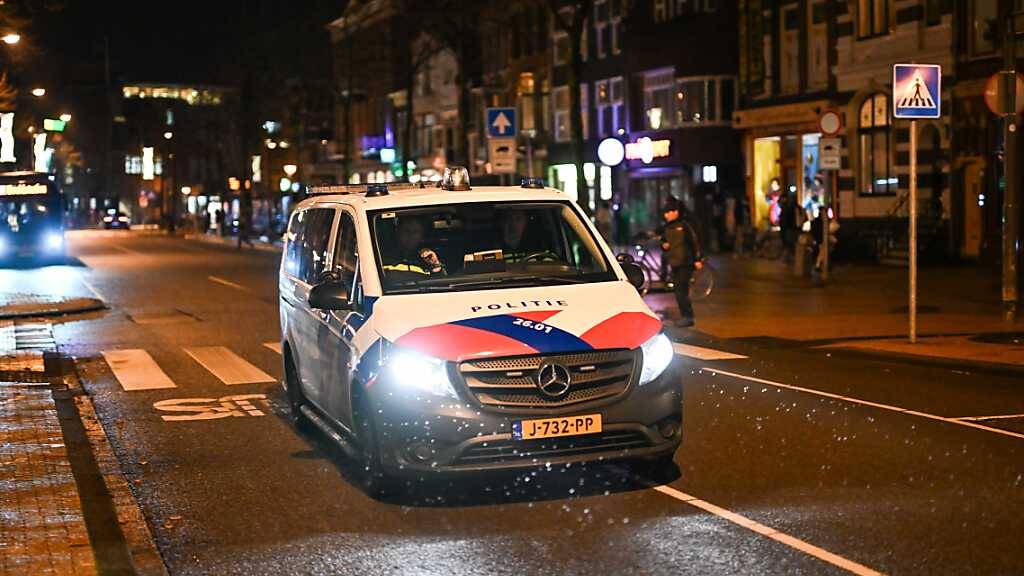 Polizeikräfte in der Nähe der Gaststätte in Groningen, in der Rechtspopulist Thierry Baudet angegriffen wurde. Foto: Dennis Venema/Venema Media/ANP/dpa