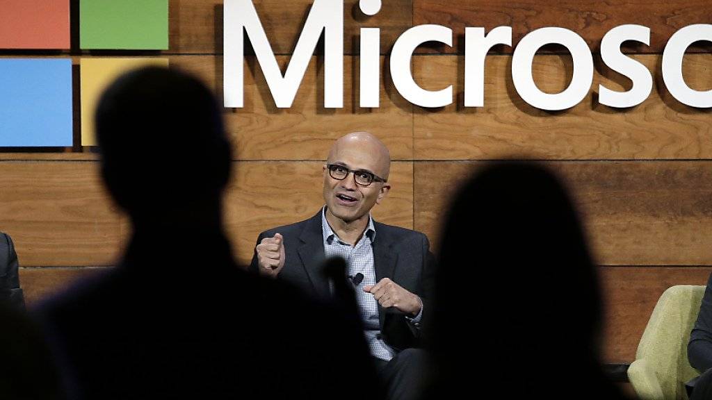 Deutlich mehr Umsatz und Gewinn: Microsoft hat unter der Führung von Konzernchef Satya Nadella (Mitte) seine Geschäfte erfolgreich auf Internetdienstleistungen wie Cloud-Datenbanken verlagert. (Archivbild)