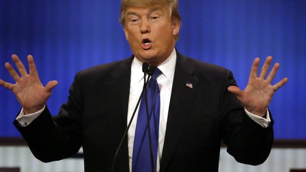 Kleine Hände? Präsidentschaftsbewerber Donald Trump geht bei der jüngsten TV-Debatte unter die Gürtellinie.
