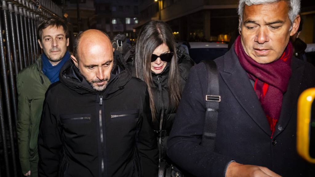 Jacques und Jessica Moretti (Mitte) bei ihrer Ankunft bei der Staatsanwaltschaft in Sitten, begleitet von ihren Anwälten.