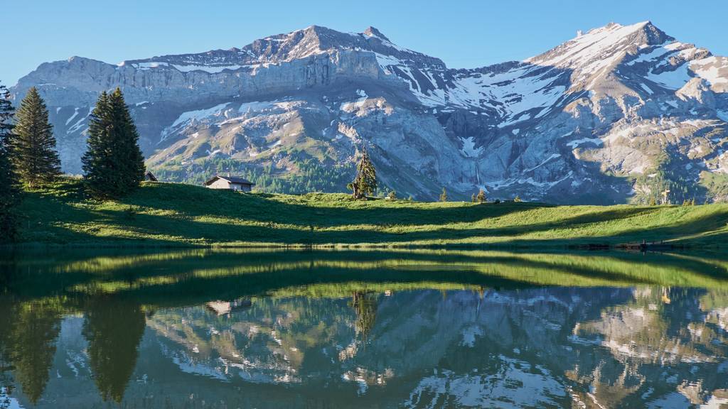 Im kleinen Bergsee spiegelt sich die Natur im klaren Wasser – Idylle pur.