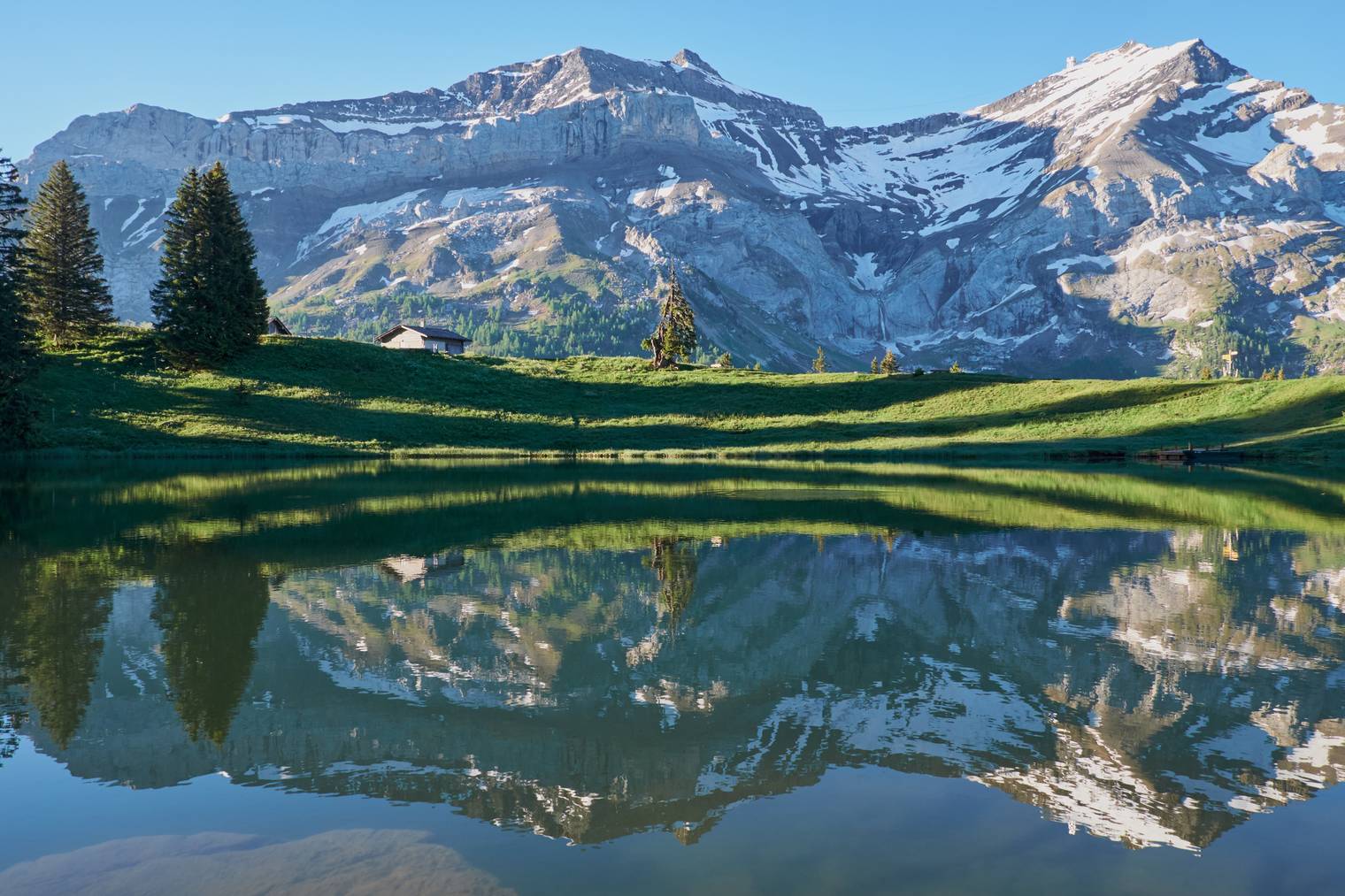 Im kleinen Bergsee spiegelt sich die Natur im klaren Wasser – Idylle pur.