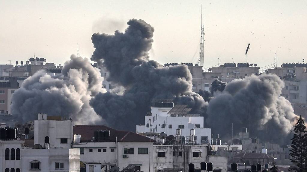 Die im Gazastreifen regierende Hamas und die mit ihr verbündete Gruppe Islamischer Dschihad haben sich nach Angaben von Verhandlungsteilnehmern auf einen Waffenstillstand mit Israel verständigt.