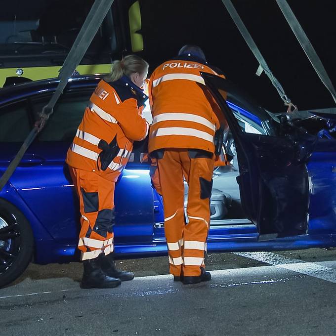 Frau (24) stürzt nach Unfall 30 Meter in die Tiefe