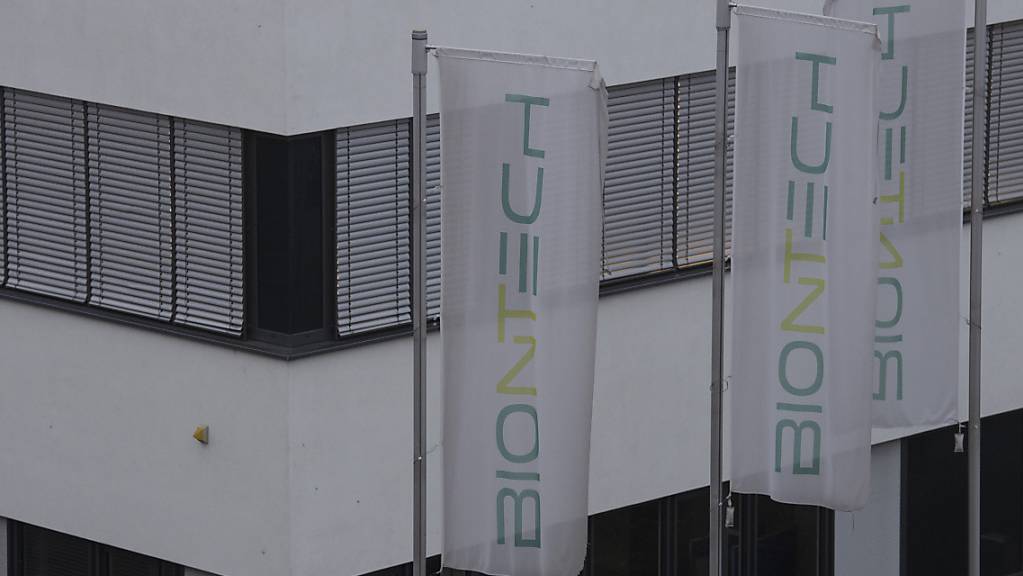 Die Firmenzentrale von Biontech in Mainz liegt im Morgennebel. Für heute rechnet die Firma mit der Zulassung ihres Corona-Impfstoffes durch die Europäischen Arzneimittelbehörde. Foto: Boris Roessler/dpa
