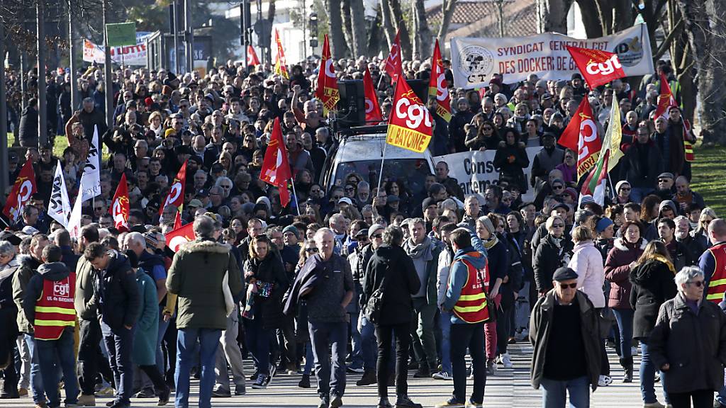 Protest in Bayonne gegen die geplante Rentenreform der französischen Regierung. Foto: Robert Edme/AP/dpa