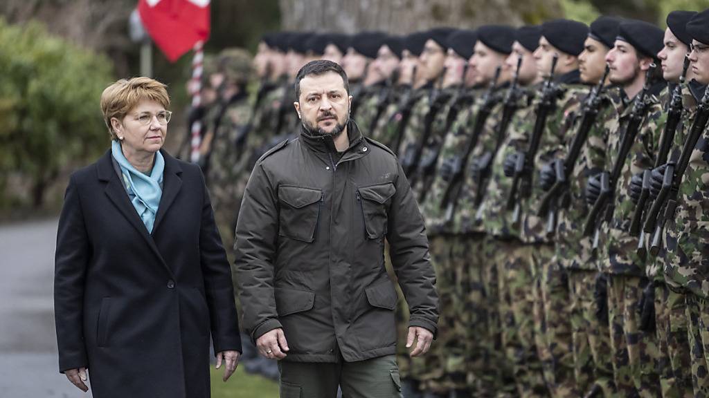 Bundespräsidentin Viola Amherd (l.) hat am späten Montagnachmittag auf dem landgut Lohn in kehrsatz BE den ukrainischen Präsidenten Wolodymyr Selenskyj (r.) empfangen.