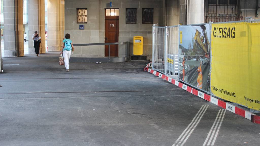 Die Baulatten am Boden lassen diesen Blindenweg im Westbahnhof nicht zur Sackgasse werden. ©FM1Today