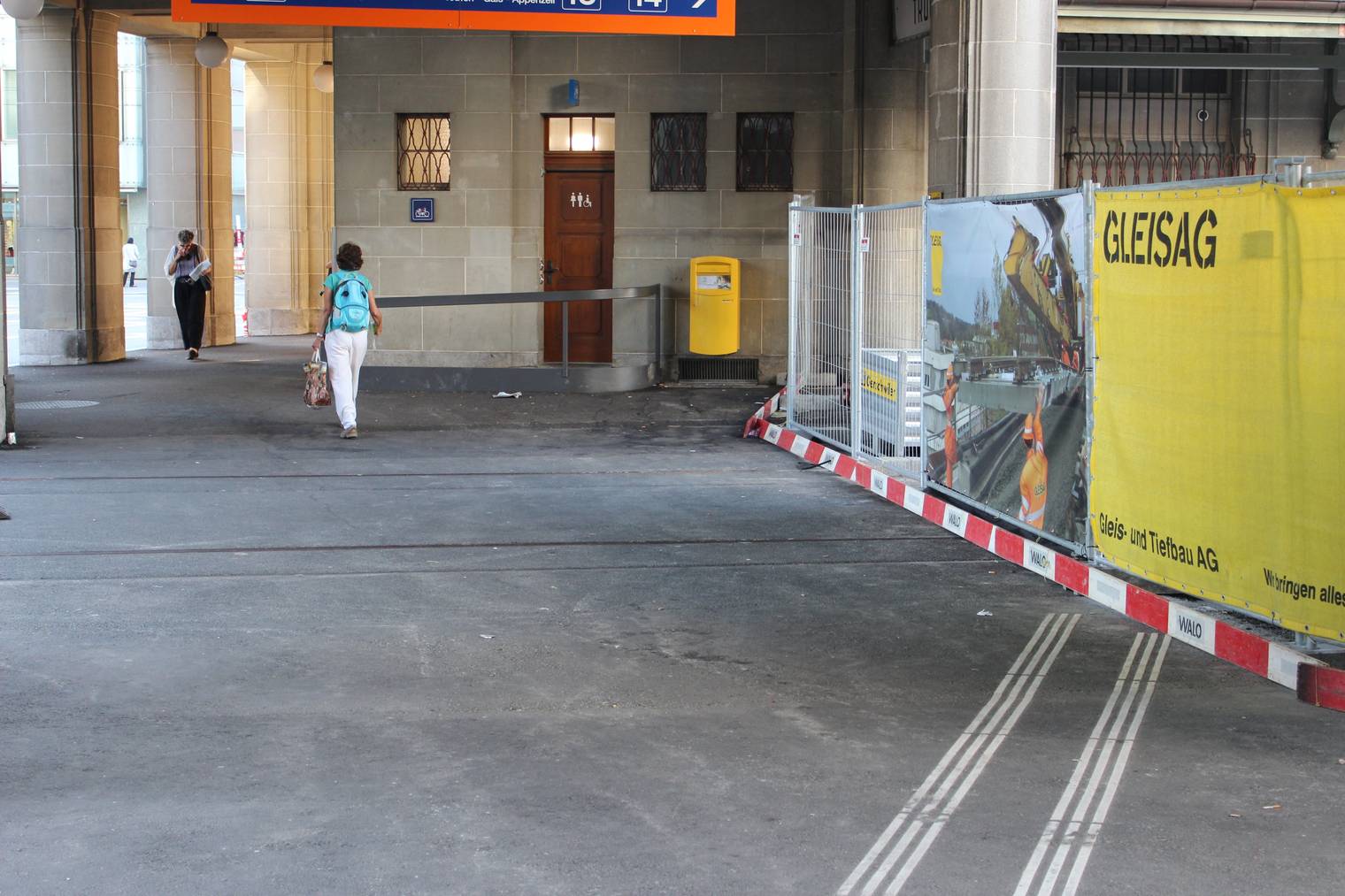 Die Baulatten am Boden lassen diesen Blindenweg im Westbahnhof nicht zur Sackgasse werden. ©FM1Today