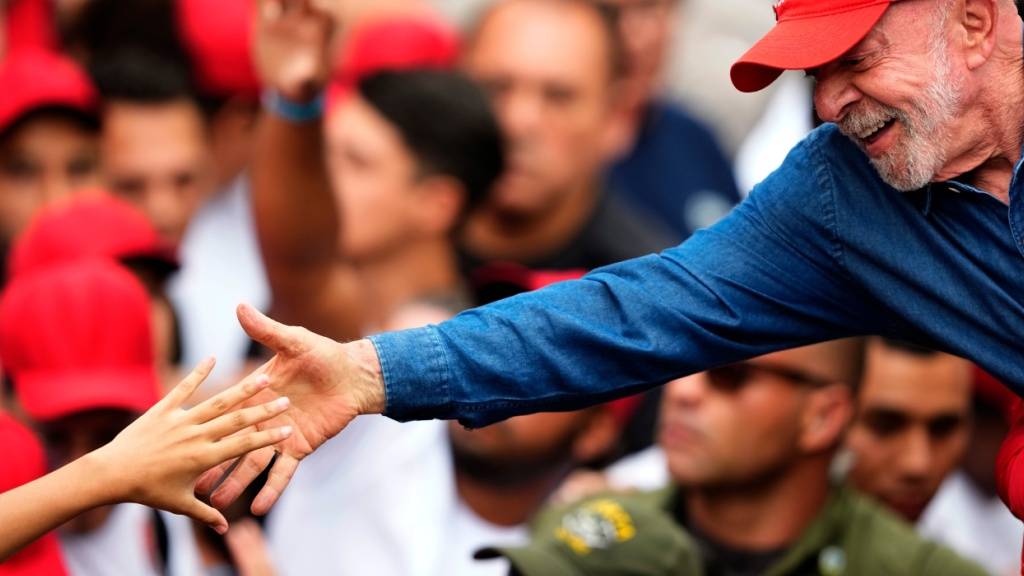 dpatopbilder - Der brasilianische Präsident Luiz Inácio Lula da Silva begrüßt während seiner Wahlkampfveranstaltung einen Anhänger. Foto: Natacha Pisarenko/AP/dpa