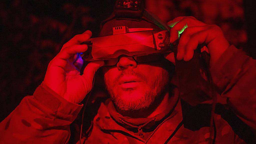 Ein ukrainischer Soldat überwacht den Einsatz einer Kamikaze-Drohne.