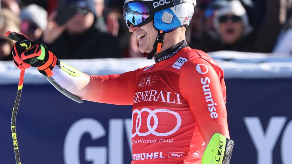 Marco Odermatt jubelt nach der Zieleinfahrt beim Super-G in Kitzbühel