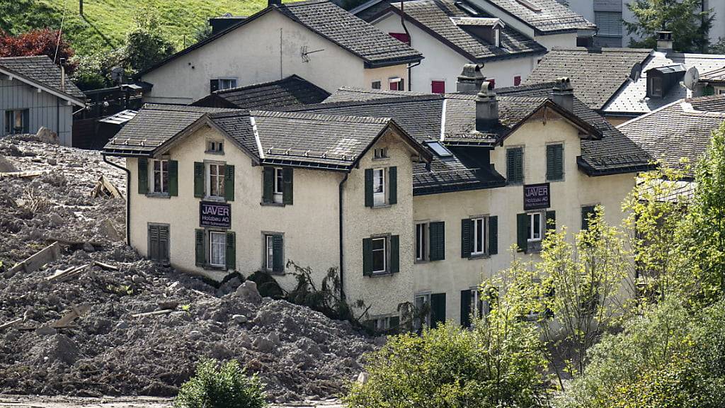 30 Personen sind nach den verheerenden Erdrutschen Ende August in Schwanden GL immer noch evakuiert. Weiteres Material droht abzurutschen. (Archivbild)