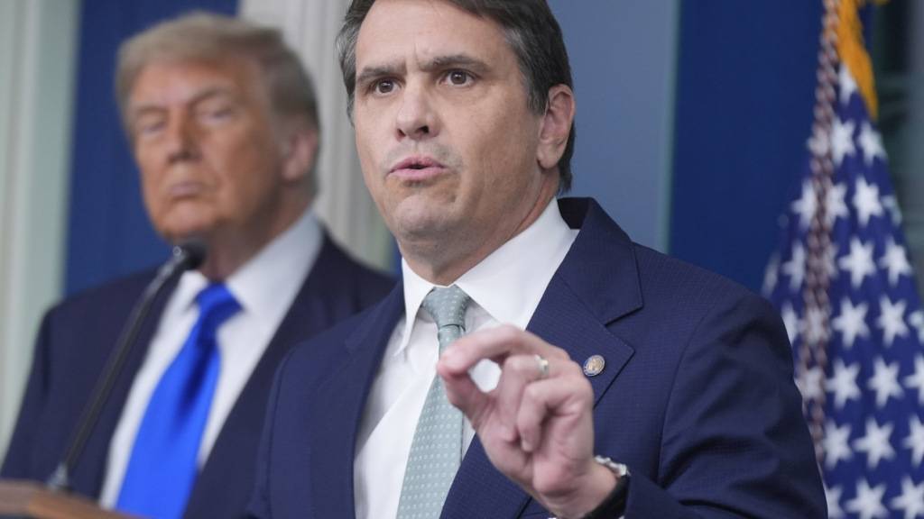 ARCHIV - Der stellvertretende Justizminister Todd Blanche spricht im Besprechungsraum des Weißen Hauses in Washington zu den Medien, während Präsident Donald Trump zusieht. Foto: Manuel Ceneta/AP/dpa/Archiv