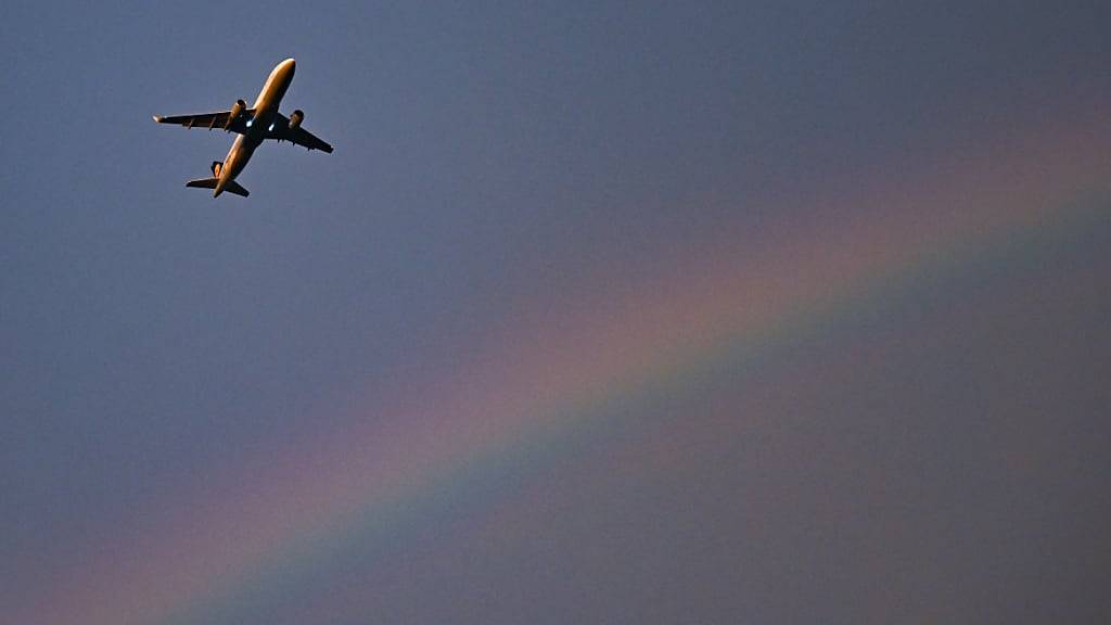 Regenbogen am Frankfurter Flughafen: Europas Flughäfen erwarten 2024 mehr Passagiere als vor Corona. (Archivbild)