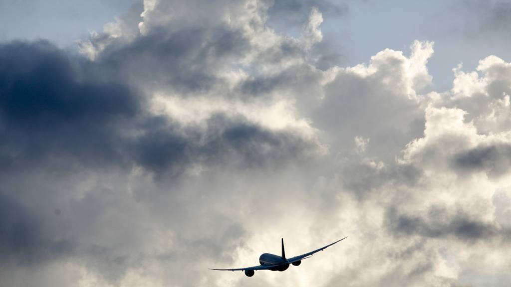 Das Bundesamt für Zivilluftfahrt prüft Überflugsgesuche der USA und anderer vom Irankrieg tangierter Staaten. (Symbolbild)