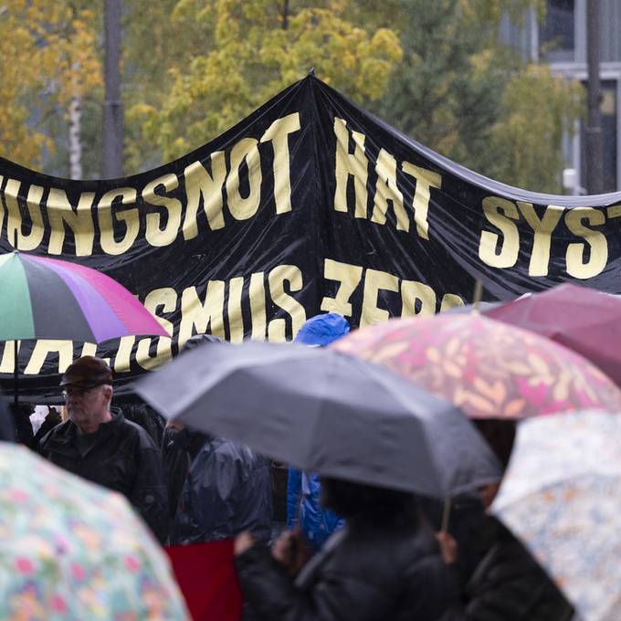 Trotz Regen demonstrieren Zürcherinnen und Zürcher gegen Wohnungsnot