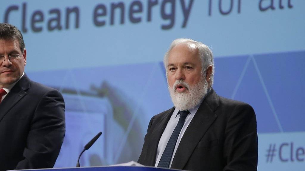 EU-Vizekommissions-Präsident Maros Sefcovic (links) und EU-Energiekommissar Miguel Arias Cañete haben am Mittwoch in Brüssel das neue EU-Energiepaket vorgestellt. Dieses umfasst mehr als 1000 Seiten mit Dutzenden Vorschlägen und Richtlinien.