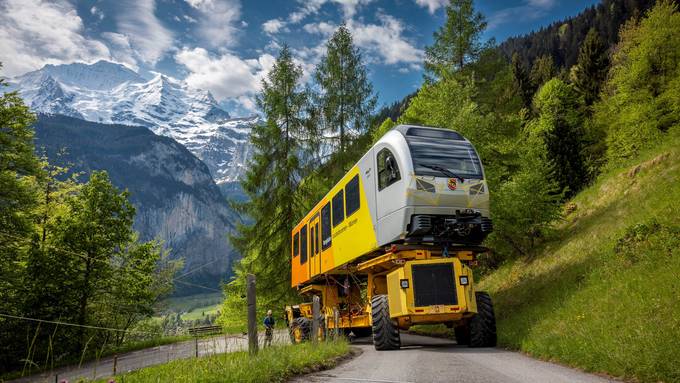 Nach spektakulärem Transport – nächster neuer Zug in Mürren 