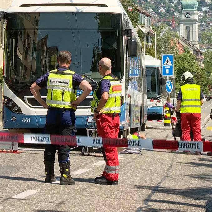 Fussgängerin in Wipkingen von Bus angefahren und unter Fahrzeug eingeklemmt