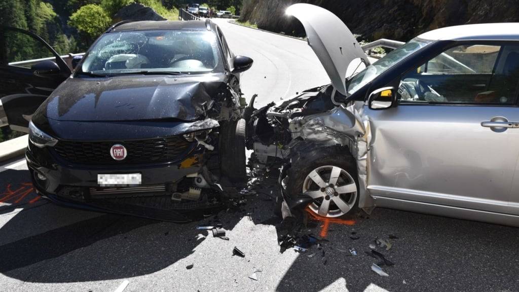 Nach dem Tunnel Val di Lei bei Innerferrera GR kam es zur Kollision der beiden Autos.