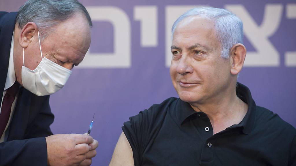 Minsterpräsident Benjamin Netanjahu erhält die zweite Corona-Impfung. Foto: Miriam Elster/POOL FLASH 90/AP/dpa
