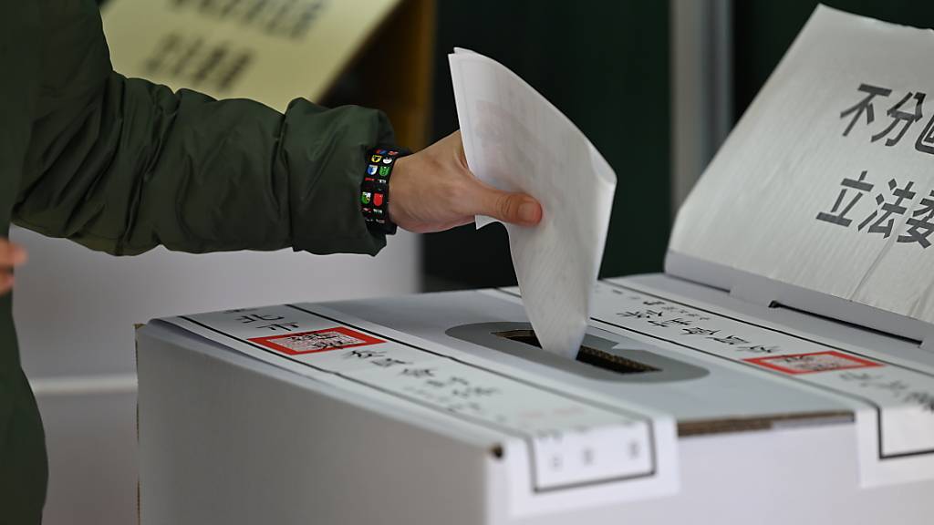 Ein Mann wirft einen Stimmzettel in eine Wahlurne. Taiwan wählt heute einen neuen Präsidenten und ein neues Parlament. Foto: Johannes Neudecker/dpa