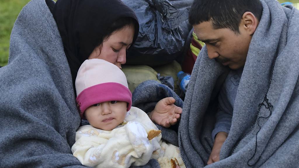 Eine Flüchtlingsfamilie kurz nach ihrer Ankunft auf der griechischen Insel Lesbos (Archivbild).