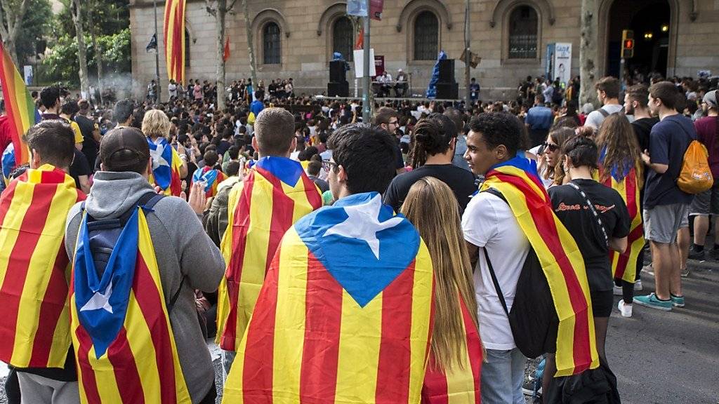 Studenten protestieren mit katalanischen Flaggen in Barcelona. Trotz aller Widerstände hält die Regionalregierung von Carles Puigdemont an der Abhaltung des Referendums fest.