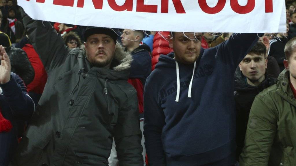 Anhänger von Arsenal fordern während des Achtelfinal-Rückspiels in der Champions League den Rücktritt von Trainer Arsène Wenger