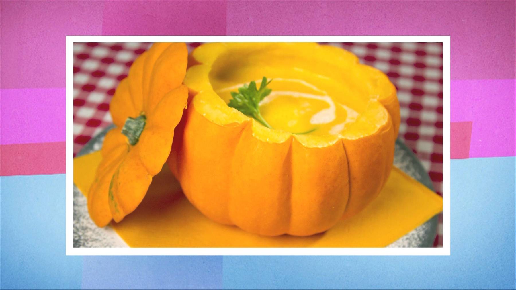 Kürbiscreme-Suppe mit Walnuss-Kürbiszöpfli