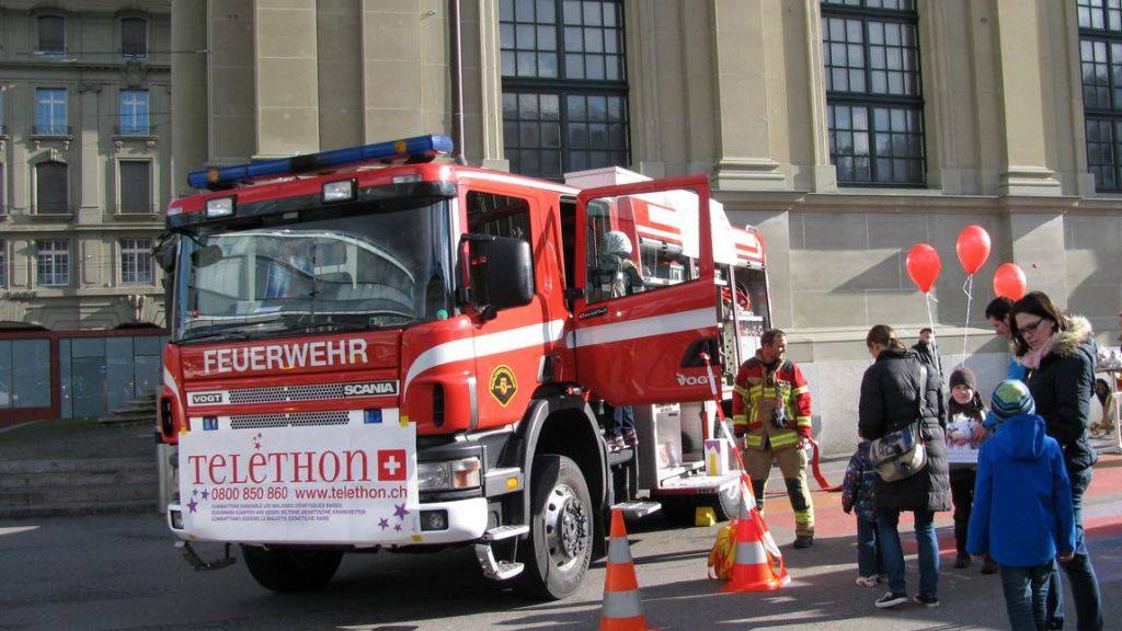 In Bern legte sich auch die Feuerwehr für seltene Erbkrankheiten ins Zeug und sammelte für Telethon.