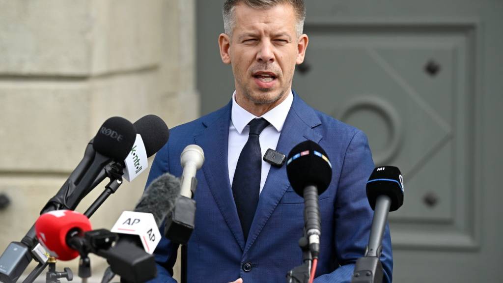 ARCHIV - Peter Magyar, Vorsitzender der bei den Wahlen siegreichen Tisza-Partei, spricht zu den Medien, bevor er Staatspräsident Sulyok im präsidialen Alexanderpalast trifft. Foto: Robert Hegedus/MTI via AP/dpa