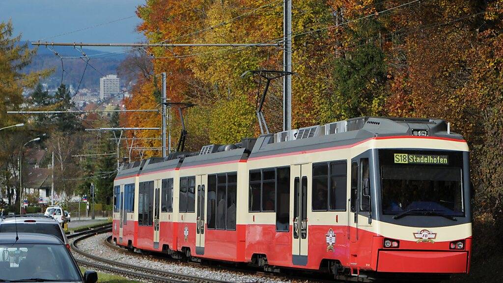 Eine 18-Jährige geriet am Donnerstagmorgen in Zürich unter eine Forchbahn. Sie wurde dabei schwer verletzt, wie die Stadtpolizei Zürich mitteilte. (Archivbild)