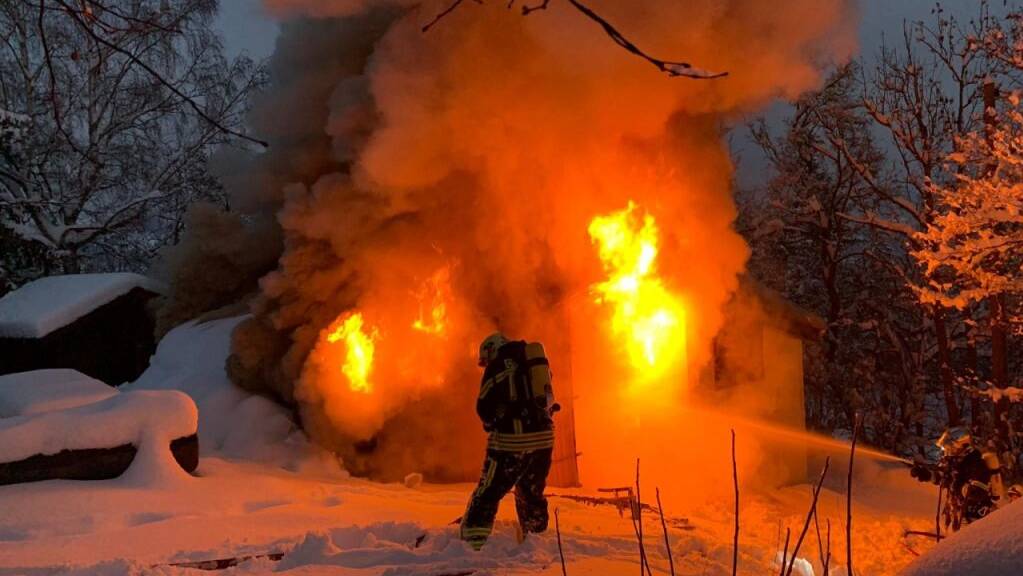 25 Feuerwehrleute waren im Einsatz, um den Brand eines Chalets in Ayent VS zu löschen.