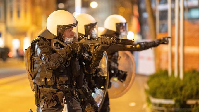 «Gummischrot aus Notwehr» – das sagt die Polizei zur Krawallnacht
