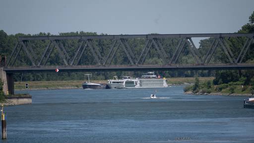 Schweizer Kreuzfahrtschiff fährt sich auf Rhein fest