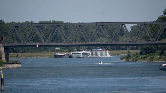 Schweizer Kreuzfahrtschiff fährt sich auf Rhein fest