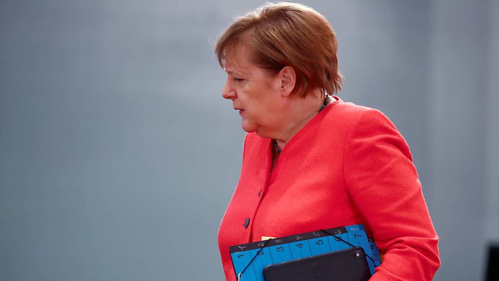 Bundeskanzlerin Angela Merkel (CDU) kommt zur wöchentlichen Kabinettssitzung. Foto: Hannibal Hanschke/Reuters Pool/dpa