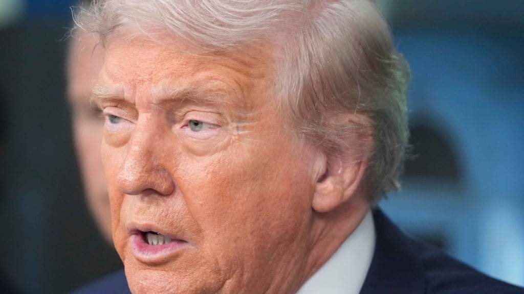 US-Präsident Donald Trump spricht mit Reportern im Weißen Haus. Foto: Mark Schiefelbein/AP/dpa