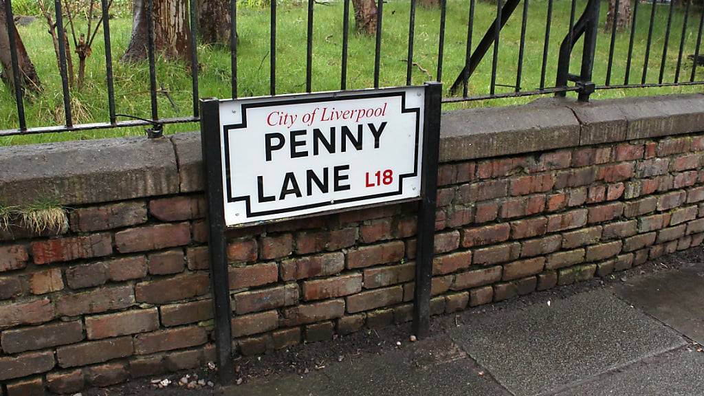 ARCHIV - Das Straßenschild «Penny Lane» steht am 22.03.2017 in Liverpool (Großbritannien) auf der Straße. 1967 veröffentlichten die Beatles das Album «Sgt Pepper's Lonely Hearts Club Band». Foto: picture alliance / Philip Dethlefs/dpa